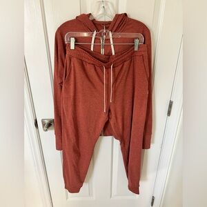 Vuori Women's Halo Performance Zip Up And Joggers Set In Terracotta